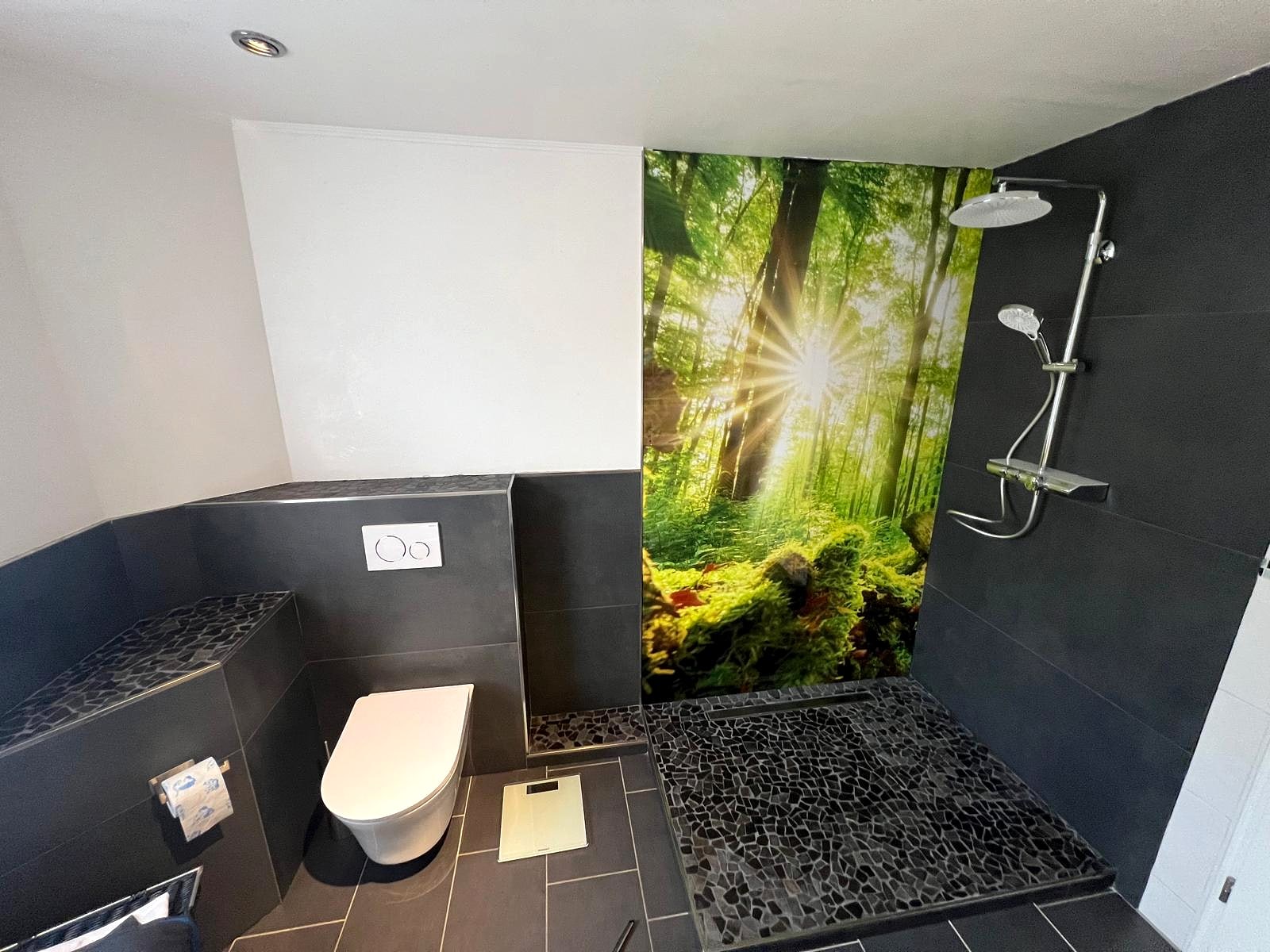 Dusche mit bedruckter Waldrückwand, Kieselmosaikboden und Wand-WC