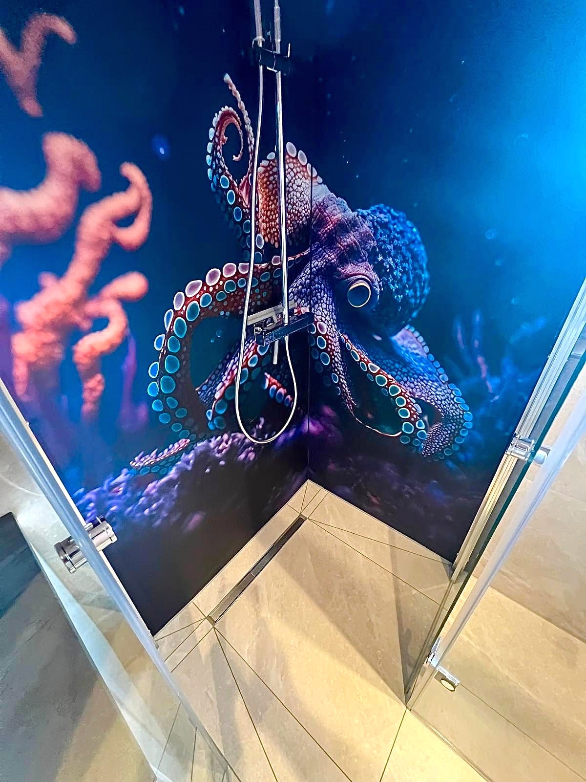 Fugenlose Duschecke aus Aluverbundplatten mit Oktopus-Motivdruck, Glastüren und Linienablauf